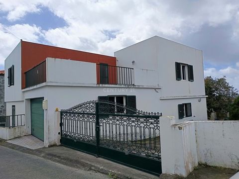Description: This renovated 3 bedroom villa, located in a quiet area of Candelaria, offers the perfect balance between comfort and practicality. With an implantation area of 179 m2 and a large plot of 1,020 m2, this property provides space and privac...