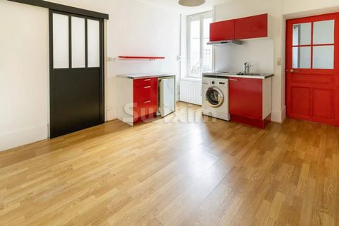 Ref 67918GM: Ideally located just 8 minutes walk from Place de la République and 4 minutes from the tram, this 30m2 apartment offers charm and brightness. Nestled in an interior courtyard, its ground floor has a private entrance for more privacy. Wit...