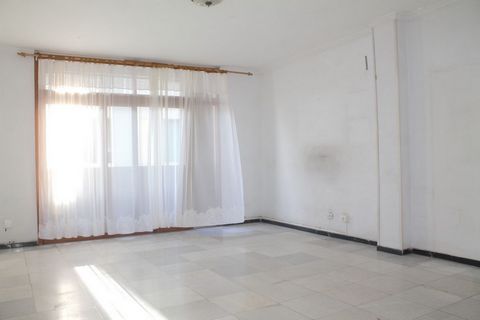 Bright and spacious apartment with 3 bedrooms, 1 bathroom and 1 toilet located in the Arenales â€“ Fincas Unidas area between the Obelisco and Doramas Park, a few steps from Paseo TomÃ¡s Morales, with all services at hand. The apartment has not been ...