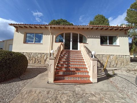 Villa for sale in Moraira, in the area of Club Moraira, well maintained and just 2 km from the town centre, amenities and beaches. Nice open views. Quiet place, in a cul-de-sac. Private. On a flat plot, with garden, walled. South facing. The house, o...