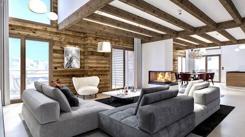 Exceptional new chalet built on a plot of land of 627 m2 with a breathtaking 180° view from the Aiguilles de Warrens to the Mont Blanc massif. Chalet with a surface of 237 m2 habitable - 5 bedrooms including a master suite occupying the entire top fl...