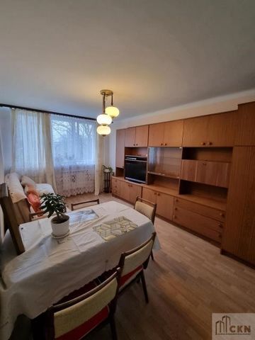 Nous vous proposons un appartement d’une superficie de 37m2 situé dans le quartier de Krowodrza/Azory. L’appartement a une superficie de 37m2 et se compose d’une cuisine sombre séparée, de deux chambres non transitives, d’une salle de bain, d’un hall...