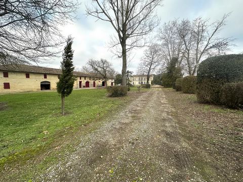Estate boasting a manor house, 3 guest houses, and an array of outbuildings, nestled within 12 hectares of parklands, approximately 30 minutes from Bordeaux. Rich in history, this expansive property spans nearly 1,000 square metres and comprises vari...