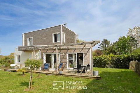 Located in the town of Merlimont, this cottage built in 2018 is built on a plot of 360 m2 in a small condominium. In a wooden structure, it surprises with its bold architecture and contemporary lines. Particularly cosy, this pretty holiday home of 73...