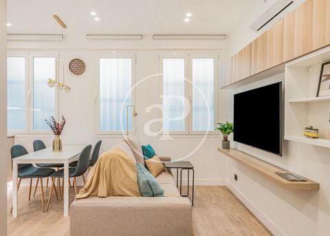 BRAND NEW REFURBISHED FLAT IN LA LATINA In the heart of the oldest district of Madrid, La Latina, in the district of Palacio, we find a cosy, brand new refurbished ground floor apartment. A flat with 1 independent bedroom, integrated kitchen and livi...