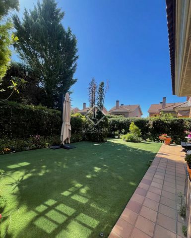 Lucas Fox presents this excellent six-bedroom house with a garden, in an outstanding natural environment. This three-storey property is located in the exclusive area of El Cantizal, in Las Rozas, just 25 minutes from Madrid, surrounded by green space...