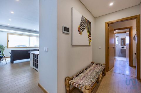 Espaçoso e Moderno Apartamento T3 convenientemente localizado em Três Bicos, Portimão com fácil acesso a praias, comodidades e transportes - EUR 335.000 Este deslumbrante apartamento de 149m2 (97m2 de área útil mais 52m2 de dependência) é a sua porta...