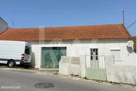 In place of Cameroon, Almargem do Bispo, we find this 8-room villa 30 minutes from the city of Lisbon and 12 minutes from Odivelas. Property does not have a habitation license described in the Municipality of Sintra. INFORMATION: To facilitate the pu...