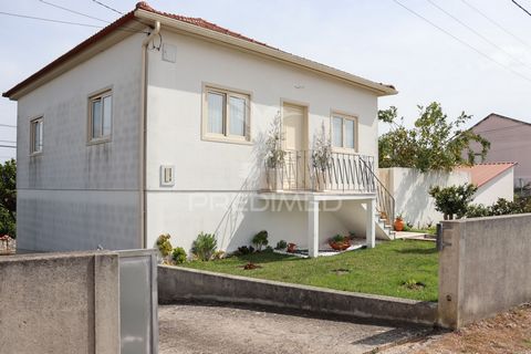 Harmonious and welcoming villa, set in a plot of 1047m2, surrounded by a soothing garden full of flowers and fruit trees. With a floor area of 99.50m2 of housing, consisting of: 2 bedrooms with built-in wardrobe 2 full toilets 1 office 1 living room ...