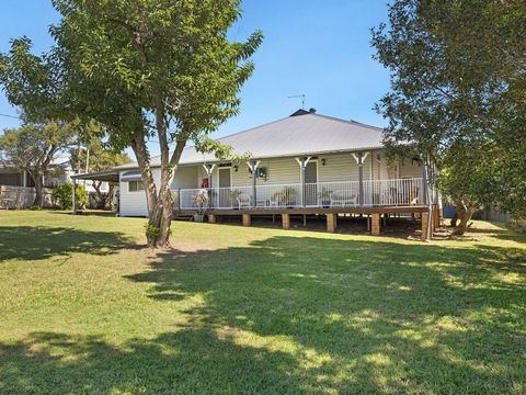 Steeped in History, this solid hardwood timber home, rumoured to have been one of the very first in South Grafton, is placed for genuine sale, and is offered with a current pest and building report. Generous in size, the allotment of approximately 14...