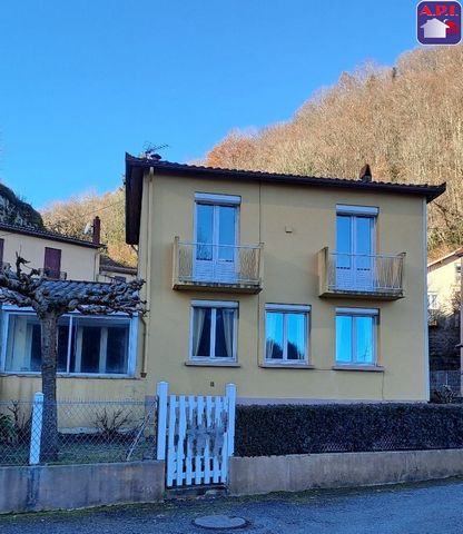 House close to the Monts d'Olmes ski resort with views of the mountains. House from the 1960s, 105 m2 of living space with garden, garage and a detached garden of 85 m2. It is composed, on the ground floor, of a kitchen of 12 m2 (with its veranda and...