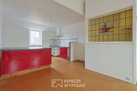 Close to the Arras train station, this apartment is located on the top floor of a bourgeois building in a small condominium. The Parisian porch distributes 4 lots. It is on the second floor that the house includes a beautiful bright living space of 3...