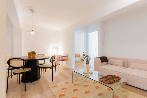 Welcome to this charming and recently renovated two bedroom flat located in a quiet street in En Corts, next to the trendy neighbourhood of Russafa.. . The apartment is newly renovated and has new airconditioning installed for the warm summer days wh...