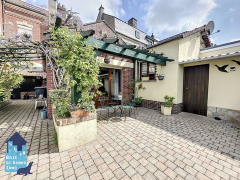 To visit very quickly! Only with us! David ROBERT, your advisor Baie de Somme Immo, presents this large town house of 202 m2, terraced, with garage and garden in a very good general condition, also having a commercial premises, ideal for trader or li...