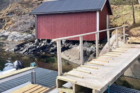 Large holiday apartment with sauna by the fish-rich Våglandsfjord. Final cleaning is included in the rental price The holiday apartment is one of two apartments in the house. this apartment is located downstairs. Living room with wood burning stove a...