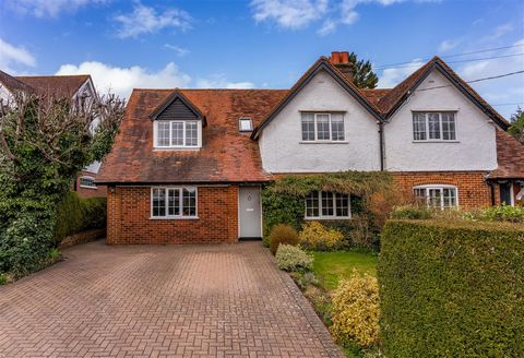 An attractive four bedroom Rothschild cottage nestled in a quiet location within this popular Hertfordshire village. A beautifully maintained cottage dating back to 1911, which has been enjoyed by the current owners for over 27 years. On the ground f...
