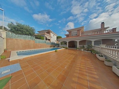 Magnificent villa in Segur de Calafell, totally independent, located in Segur de Calafell, urbanization Segur de Dalt at a distance of 1,500 meters from the beach. It has a constructed area of 388 m2, on a plot of 510 m2. The house is distributed as ...