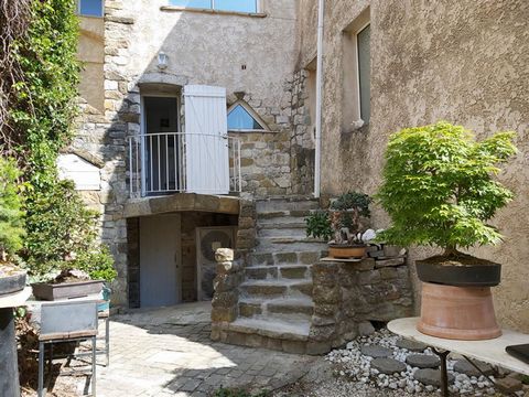 Au coeur du village de Saint Etienne les Orgues et au pied de la montagne de Lure, je vous propose cette très jolie maison de village atypique de 160 m² avec 5 chambres ( sur 2 niveaux) avec une petite terrasse, un jardinet et la possibilité de faire...