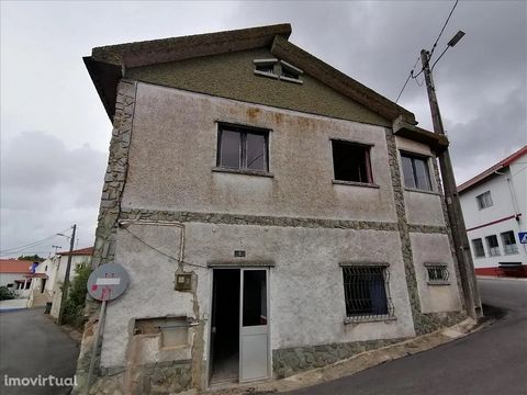 4 bedroom villa with 136 m2 of gross private area, property located in Peral, Cadaval, district of Lisbon. The house needs total recovery, built in 1975. Area close to the main roads and a few minutes from Lisbon, a quiet and residential rural area. ...
