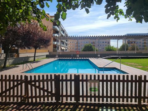 Appartement situé dans un emplacement privilégié dans le quartier résidentiel de Vila Jardí, entouré de tranquillité et de nature. Le complexe dans lequel il se trouve dispose d’une piscine commune idéale pour le plaisir de la famille et d’un espace ...