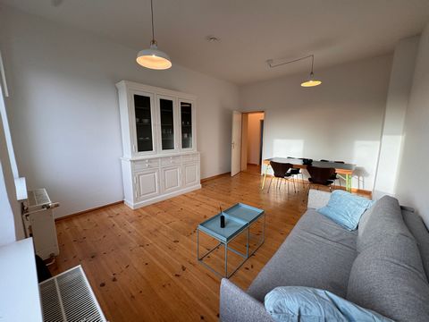 Perfectly cut, freshly renovated, bright apartment in the middle of Berlin's lively Mitte location. Only 1min away from the subway station Brunnenstr. 5min walk to Rosenthaler Platz. Bedroom, living room and kitchen in a quiet backyard with a view ov...