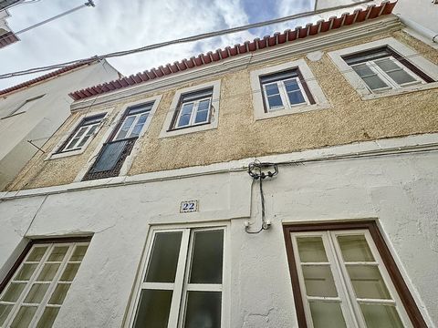 Charming apartment with good areas available in the Historic Zone of Nazaré. The Apartment has 2 bedrooms, 1 bathroom, kitchen, living room and a spacious attic. Located on the first floor, this apartment is situated within walking distance of our Pr...