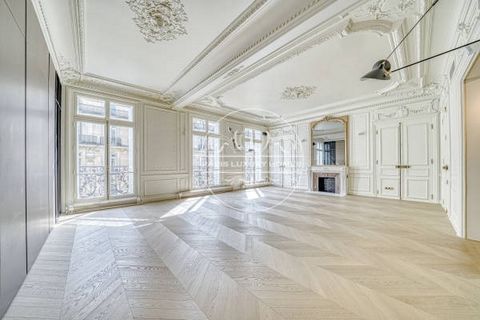 FOR SALE PARIS 8TH - GOLDEN TRIANGLE - PRESTIGE - Located in the heart of the Golden Triangle, on the edge of Avenue George V hosting its Four Seasons, Bulgari, Prince of Wales palaces and luxury boutiques, on the 3rd floor with elevator of a superb ...