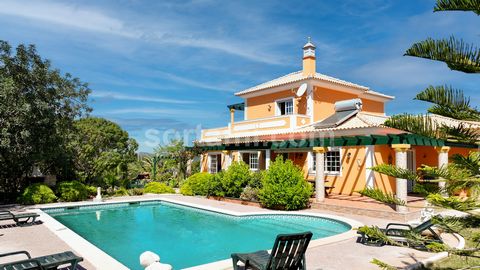 Come and enjoy the comfort and tranquility of this incredible villa on the outskirts of São Brás de Alportel! On the ground floor we have three bedrooms, one of them en suite and a complete bathroom, the kitchen and living room are open space, this h...