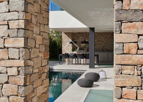 Discover this impressive villa on the Costa Dorada of Tarragona, in the charming town of Cambrils. Its unique design combines the elegance of modern black and white lines with the warmth of natural stone and oak wood, creating a perfect harmony betwe...