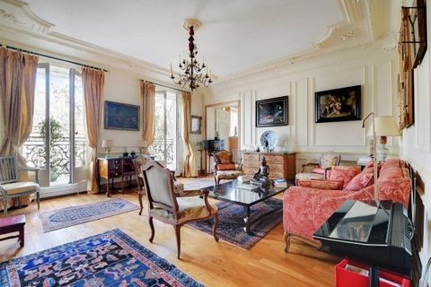 En el corazón de Saint-Germain-des-Prés, este apartamento, idealmente situado en un impresionante edificio haussmanniano, ofrece un increíble trabajo decorativo en el techo, suelos de parquet en espiga y chimenea de mármol. También se beneficia de vi...