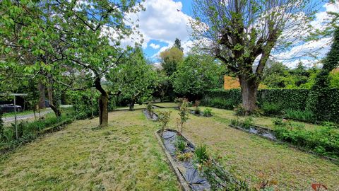 GROUND FLOOR WITH GARDEN In the heart of a dynamic town in Comminges and at the foot of the Pyrenees. Discover this property, with a magnificent wooded park, an old bourgeois house divided into 4 lots. With a surface area of approximately 100m² sprea...