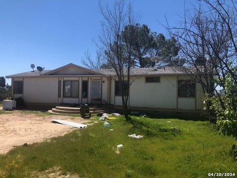 Located on 5 acres with mountain views, offers 3 beds, 2 baths, and a spacious workshop. Ideal opportunity to make this property your own and have growth on 5 acres. Just minutes away from Cahuilla casino and under an hour away from Temecula and Idyl...