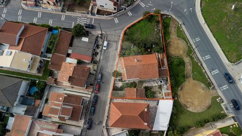 Terreno urbano em São Domingos de Rana – Mato Cheirinhos, na zona do Bairro do Moinho. Com área total de 718m2, este terreno tem a possibilidade de ser de ser destacado em 2 parcelas individuais: A) 400m2, com uma área de implementação de 159m2 e áre...