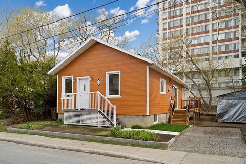 Single storey house on quiet one-way street, 90% renovated. Neighbors hardly visible due to the configuration of the buildings. Located in Laval, 5 minutes from the Lachapelle Bridge, 15 minutes walk from bus line 69 in Montreal, Laval bus line 2 min...