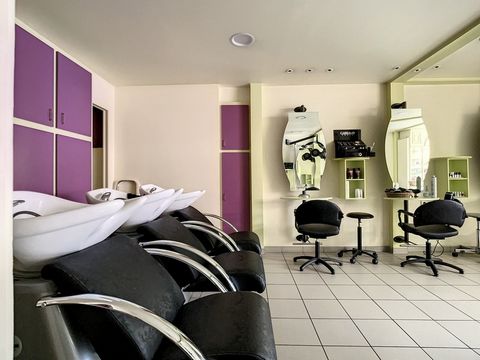 La Chartre sur le Loir (72340): A vendre fonds de commerce d'un salon de coiffure mixte situé dans le centre du village. Local d'une surface totale d'environ de 44 m2, disposant d'un agencement complet (3 bacs shampoing, 5 postes de coiffure). Vous t...
