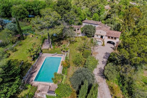 A few minutes from the charming medieval village of Tourrettes sur Loup, in the middle of nature with hundred-year-old trees, fruit trees, this old Provencal house of 220m2 located on a plot of about 3250 m2 with heated swimming pool, many terraces a...