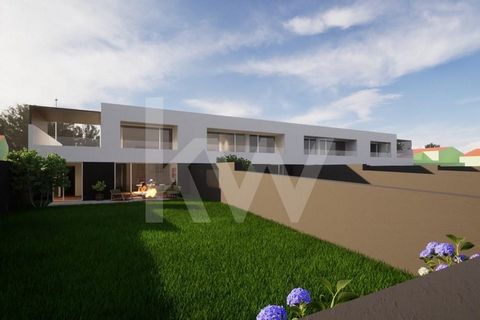 Come and discover your perfect seaside getaway at Loteamento Mar Luz, located in Fenais da Luz. This is a meticulously designed project to provide the ideal balance between contemporary architecture, large and functional spaces, and a harmonious inte...