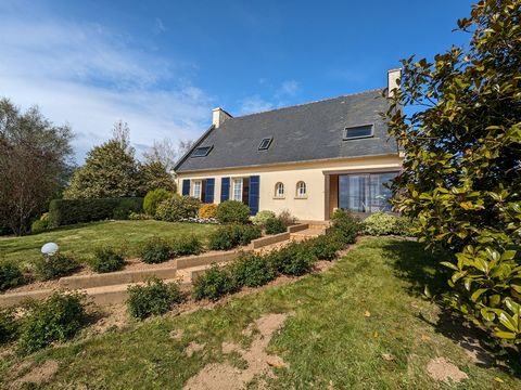 Lesneven Immobilier is verheugd om dit mooie traditionele vrijstaande huis van 170 m2 woonoppervlak op een volledige kelder te presenteren. Op de begane grond zijn de woonkamer op de begane grond, de woonkamer en de keuken gescheiden maar kunnen word...