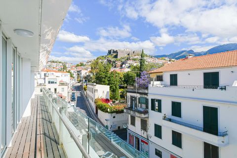Discover your new home in this amazing apartment in Funchal, where the hustle and bustle of the city meets comfort and convenience. With 3 spacious bedrooms and 3 stylish bathrooms, this property is the perfect getaway for your family. With a total a...