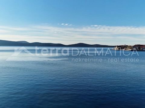 A two bedroom apartment with a garden in a prime location is for sale in Brodarica. It is located on the ground floor of a new building, only 10 m from the sea. The facility is currently under construction, and completion of the works and occupancy i...