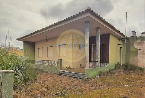 Located in Cadaval. Small fruit farm near the popular village of Cadaval with houses and buildings and almost 2 hectares of land with great views. In need of renovation, the farm has the potential to create a family home and the exterior construction...