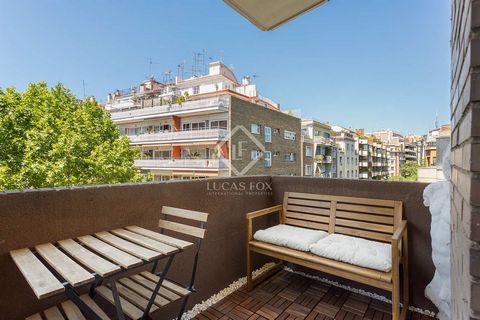 Lucas Fox presents this incredible apartment of 127 m2 registered and 105 m2 useful according to the authorization certificate. It is distributed in four exterior rooms (two doubles and two singles) with access to the terrace, an separate kitchen wit...