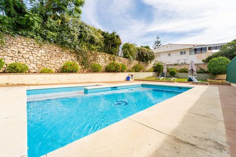 Location: Super townhouse for sale in the lower part of Torreblanca, Fuengirola Within a few steps to the beach, train, bus stop and all amenities The house has 3 bedrooms, 2 bathrooms, 1 toilet Private garage for 2 cars Storage Basement Community po...