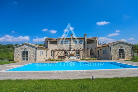 Istria, Tinjan : Exceptional villa with private pool and four bedrooms Discover this expansive detached villa set in a peaceful locale near the quaint town of Tinjan, Istria, enveloped by a sprawling 2,347 m² plot. Designed for ultimate privacy and c...
