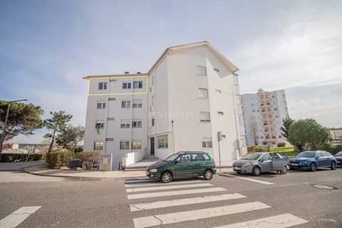 Excellent refurbished 4 bedroom apartment located next to Lidl, Continente supermarkets and the health center of Figueira da Foz. The property presented in good condition The property is on the third floor South/North and consists of four bedrooms, p...