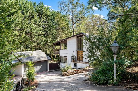 Enveloped in a leafy setting, architectural character introduces this Mount Evelyn home with flexible living and lifestyle options for families. The split-level arrangement delivers desirable spaces for gathering and retreat, privacy and entertaining...