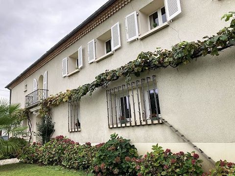 Character house of 345m², 9 bedrooms on land of 1364m² In Charente limousine, in the heart of a small town close to shops, town house built on 2 levels in 1960 composed of 2 same standard houses : a beautiful family house of 230m² and a smaller one o...