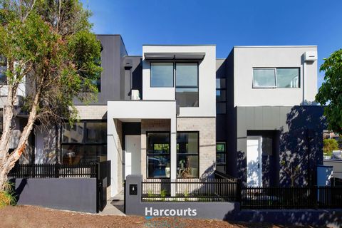 Move straight into this beautiful brand new three bed, two bathrooms Townhouse, in prime location, close to shops, schools, Austin Crescent Reserve with playgrounds moments away and easy access to City link and Western ring road freeway. With its ope...