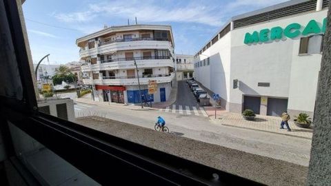 Apartment in Salobreña is currently a commercial premises on the first floor of the building without elevator, . The premises have two exterior offices with natural light, very well connected at the Salobreña entrance, in front of the Mercadona. For ...