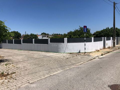 Land for Sale in Fernão Ferro - Unmissable Opportunity! Land Area: 465m² Permitted Construction Area: 234m² above ground, divided over two floors Located in Fernão Ferro, this land offers the perfect combination of tranquility and comfort. Just 30 mi...